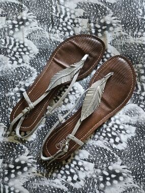 Carlos by Carlos Santana Silver Leaf T-Strap Sandals Size 11